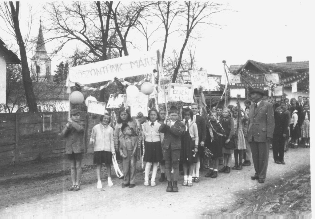 Az általános iskolások felvonulása 1956 május 1-én