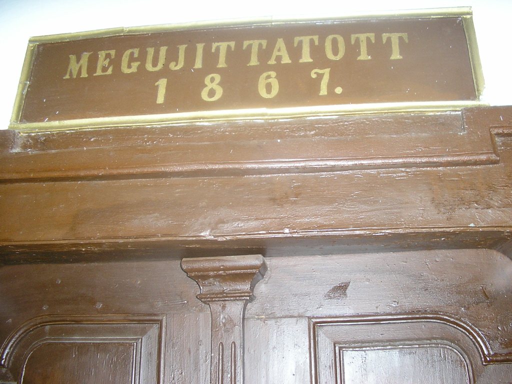 "megujittatott 1867" - emléktábla az ajtó fölött