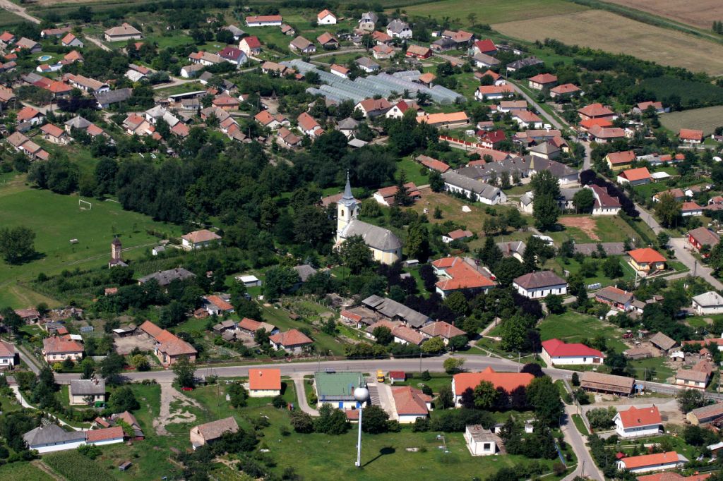 látkép középena templommal